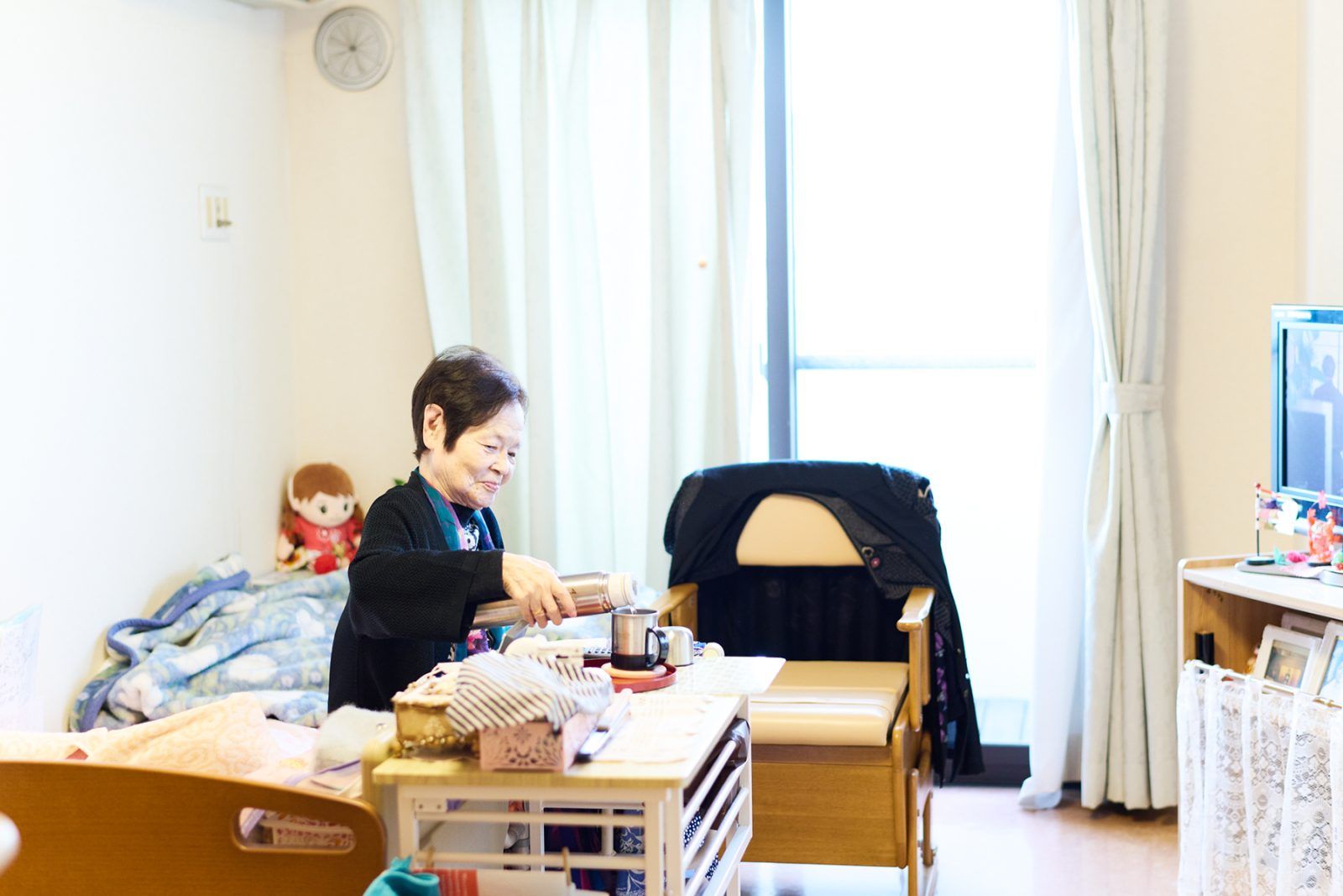 居室でくつろぐ様子