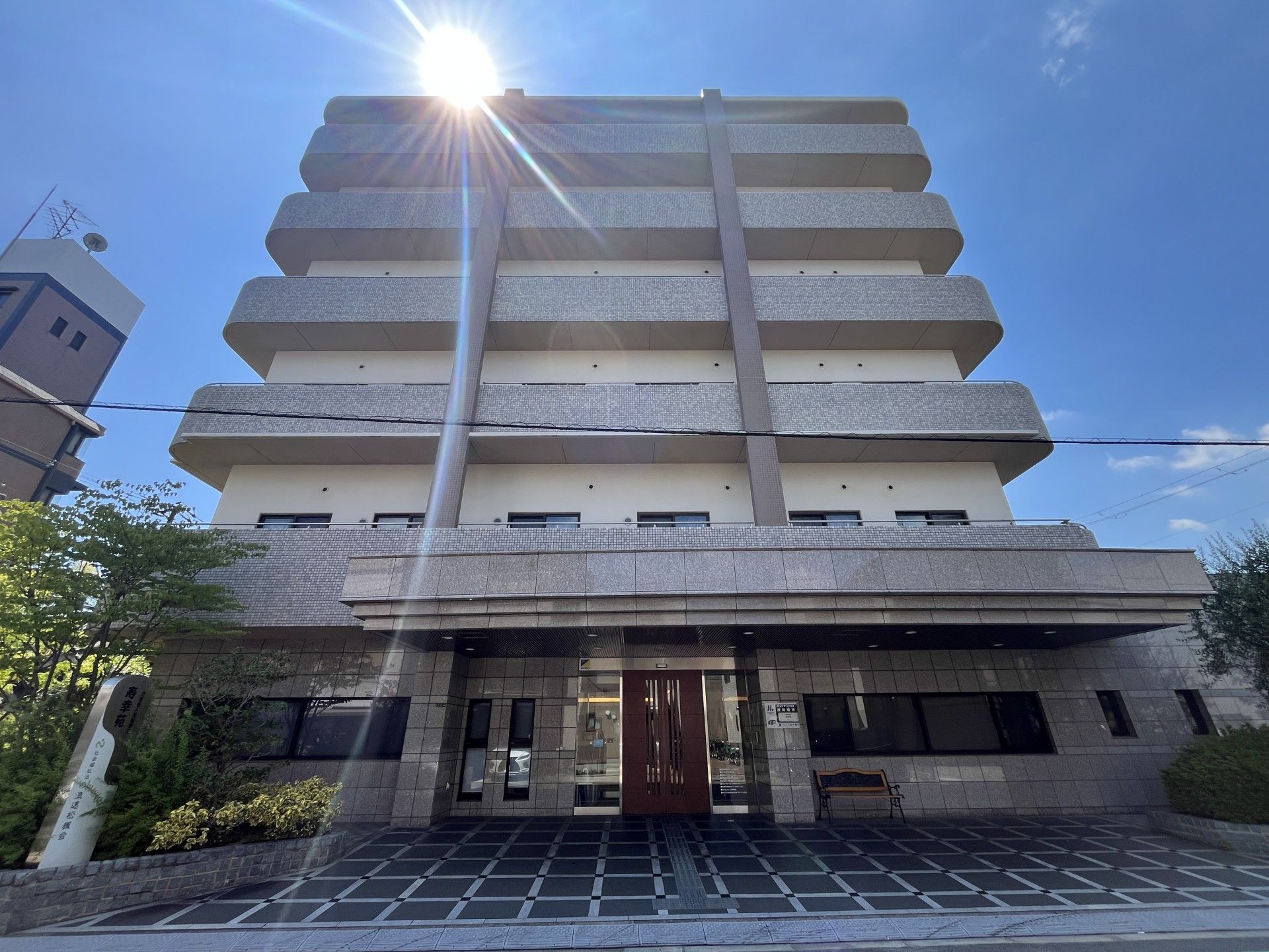 日差しが差し込む建物の外観