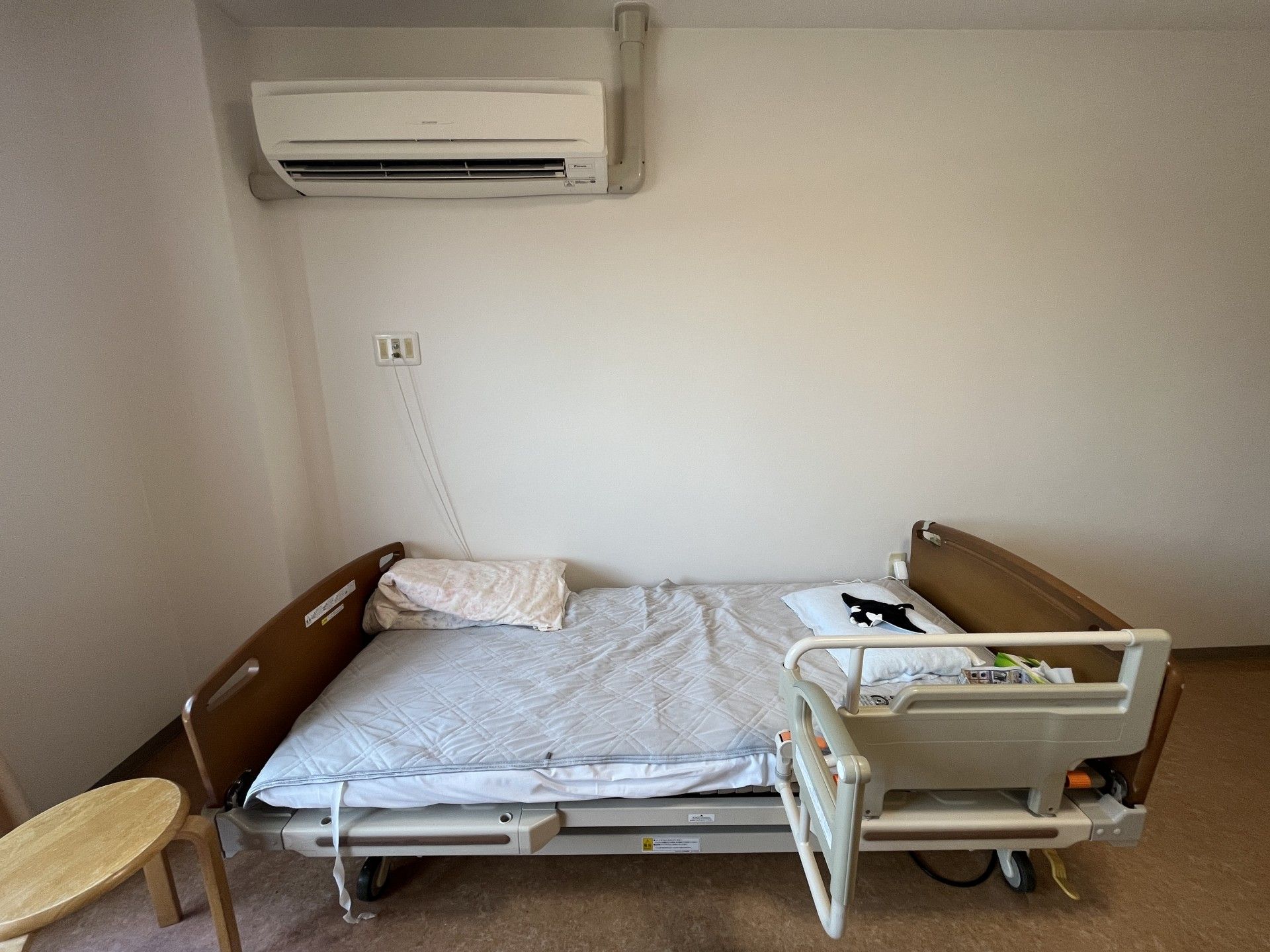 シンプルなベッドと椅子