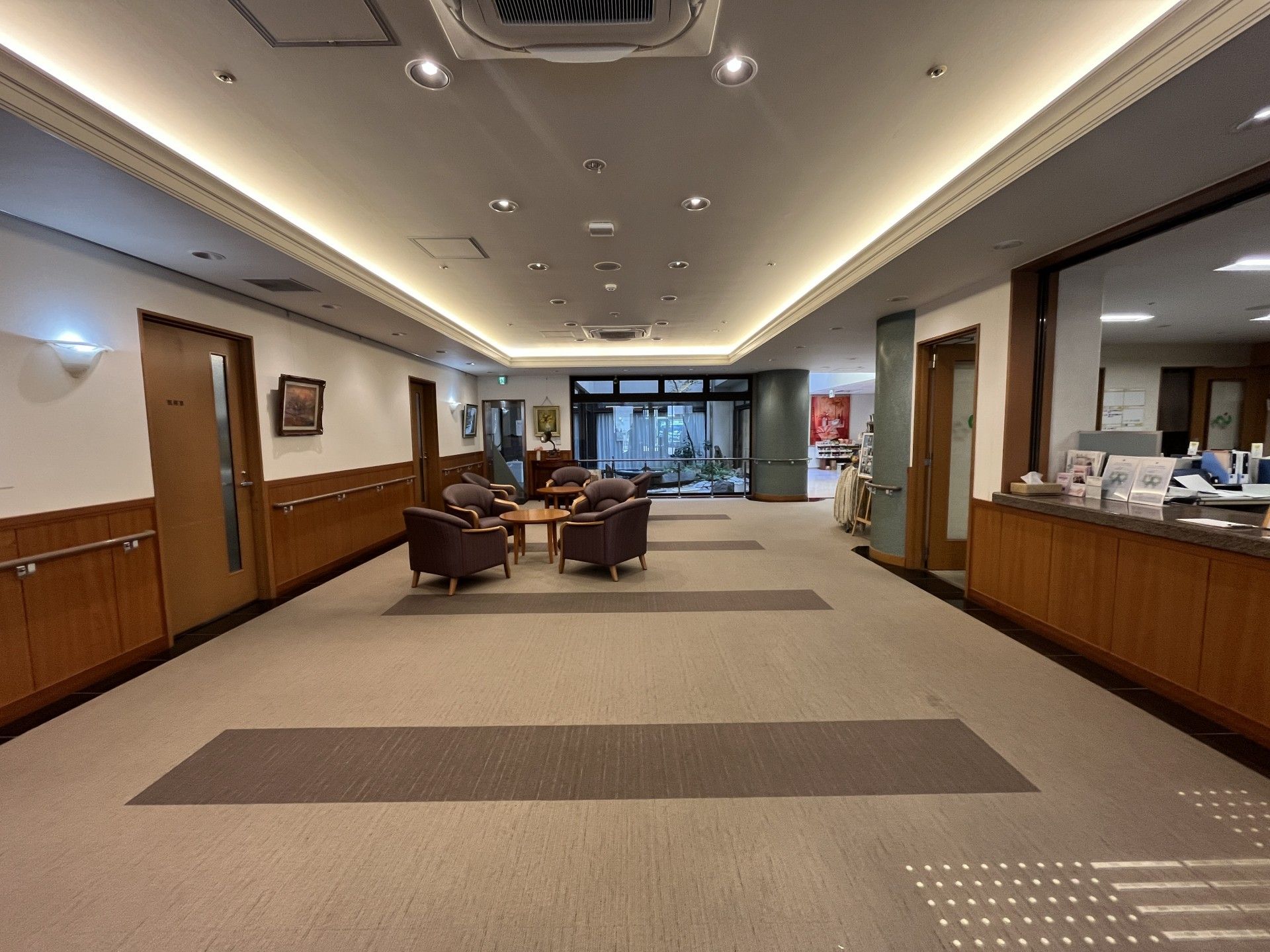 落ち着いた雰囲気の廊下