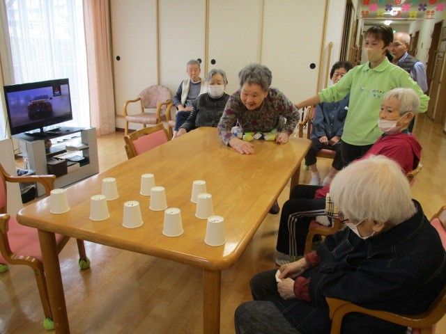 活動する高齢者の共有スペース