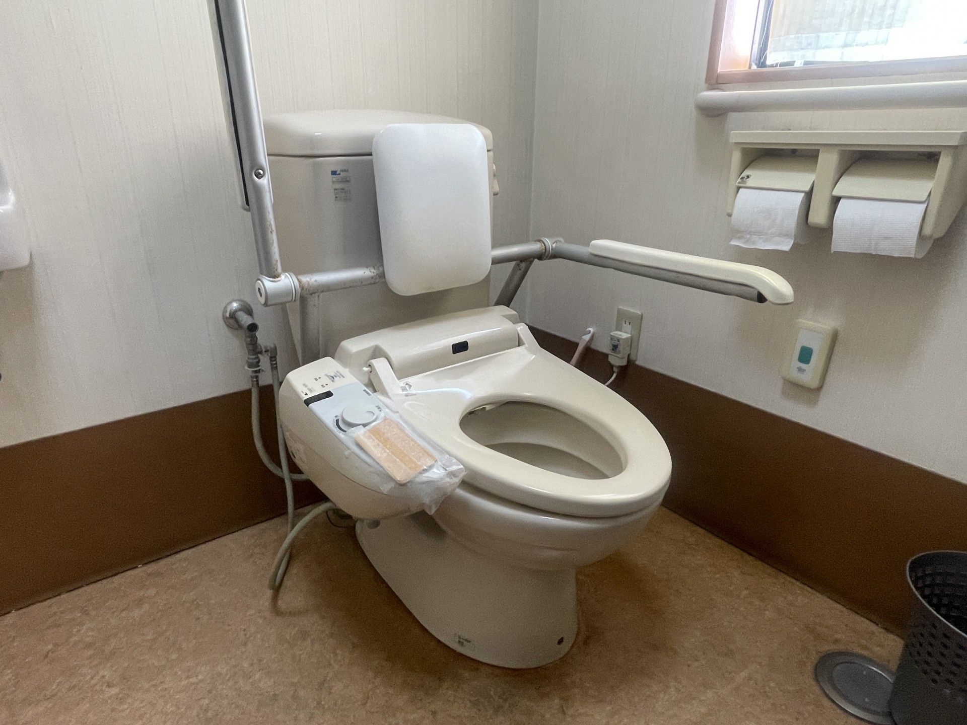 手すり付きのトイレ