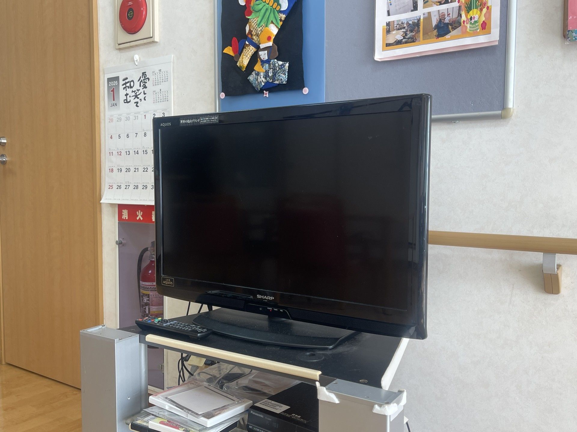 テレビと掲示物の壁