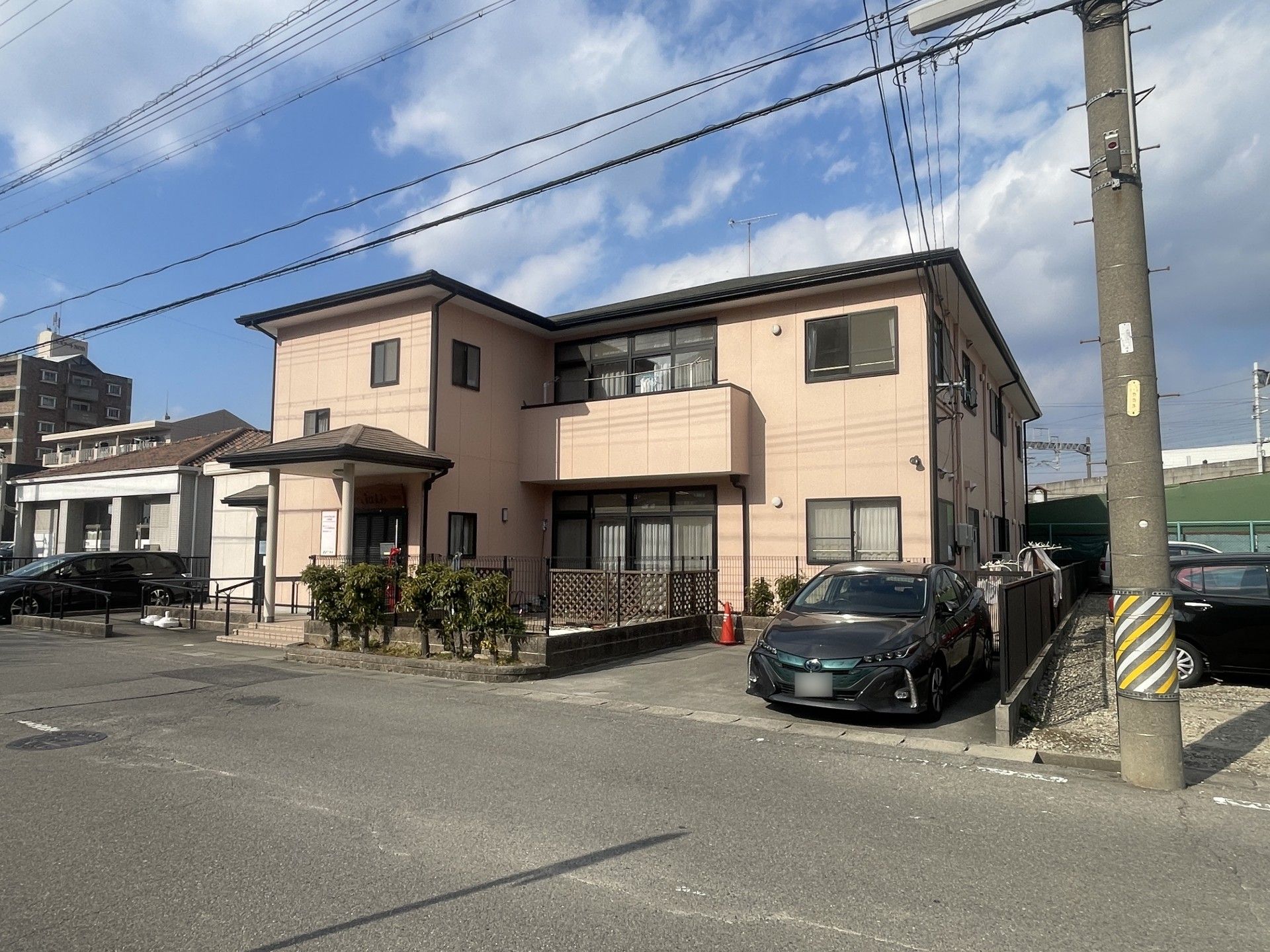 落ち着いた外観の建物