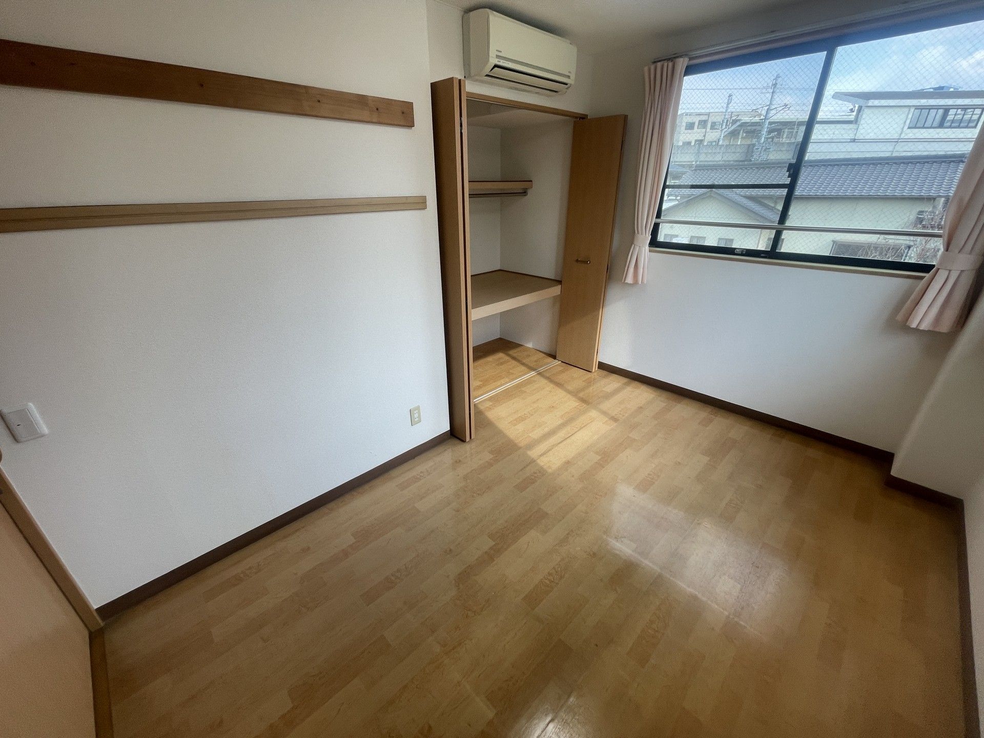 日差しが差し込む個室