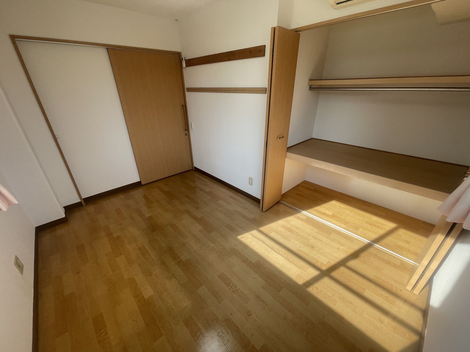 日差しが差し込む部屋