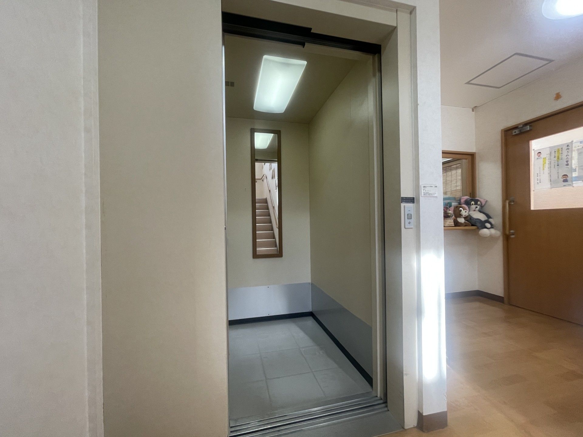 広いエレベーターの入口