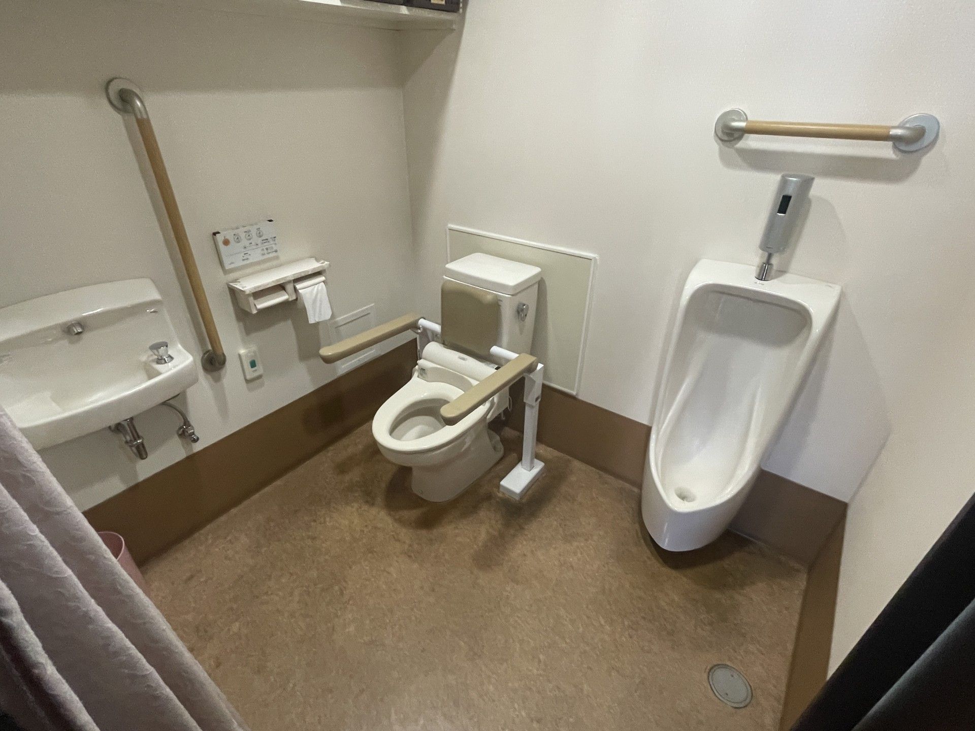 手すり付きのトイレ