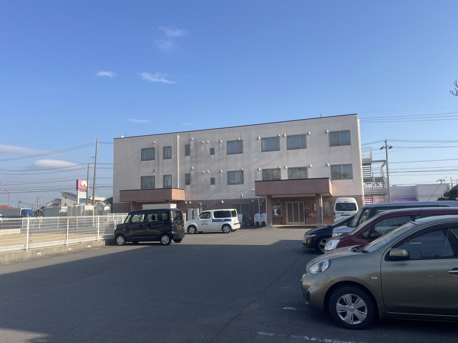 駐車場のある建物外観
