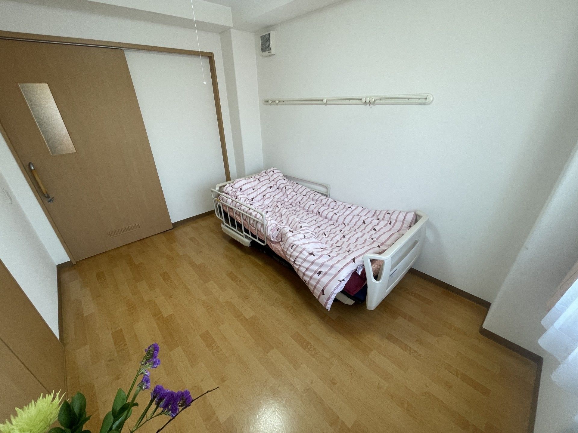 シンプルな個室のベッド