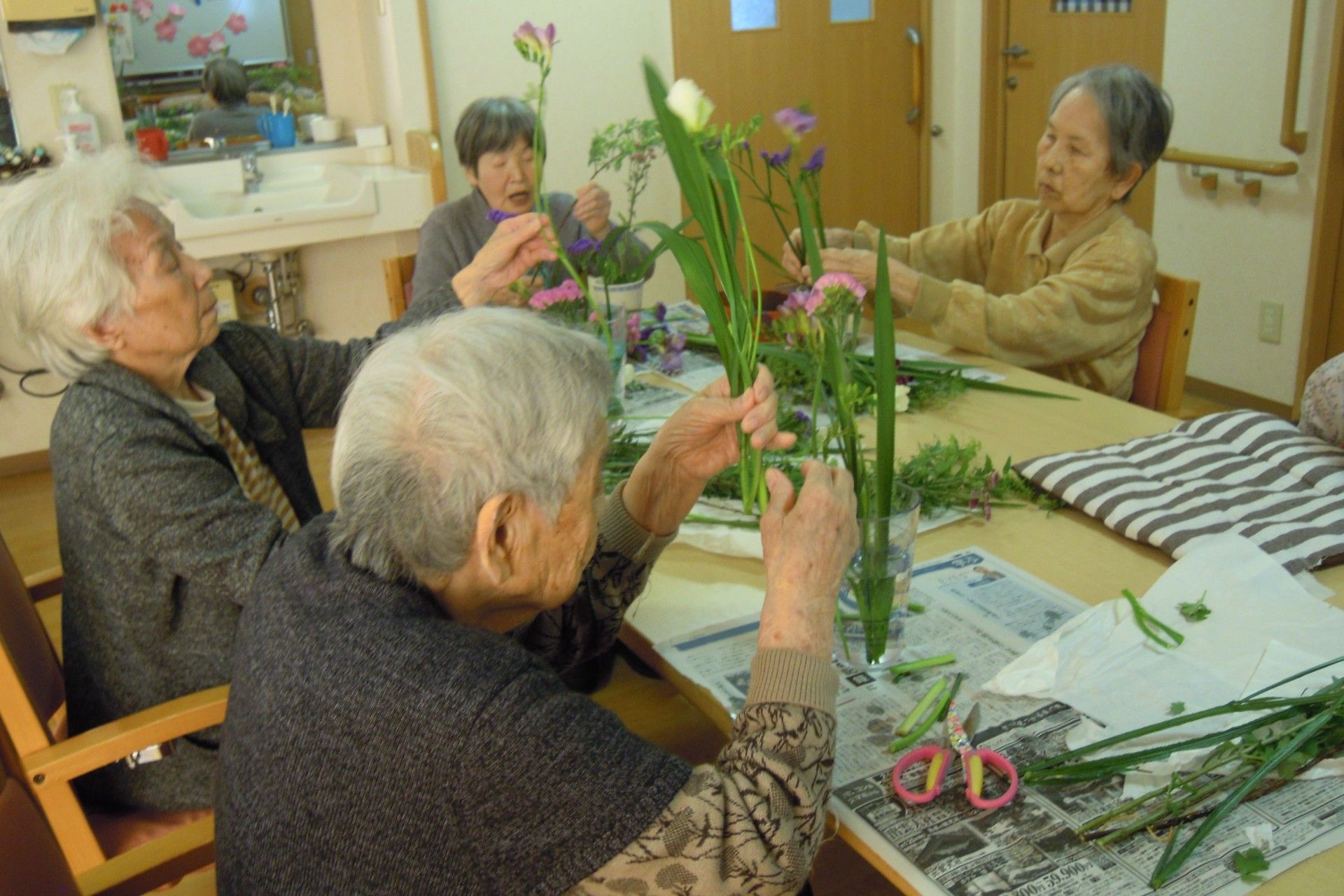 花を活ける高齢者の活動