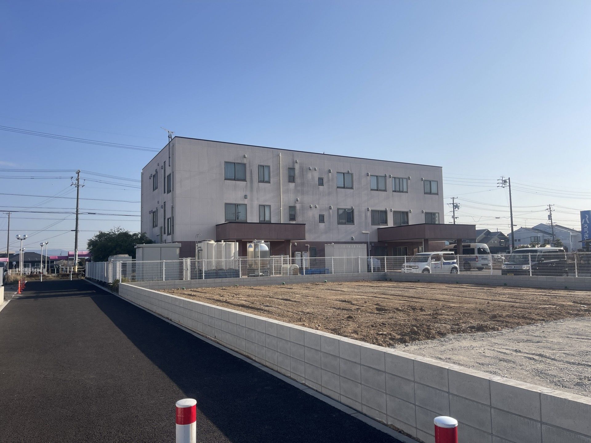広い敷地の建物外観