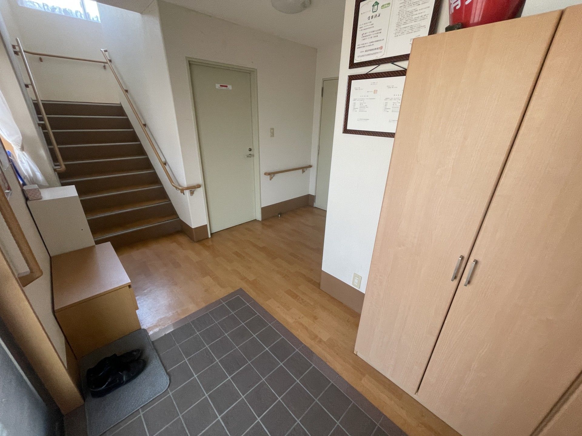 階段と収納のある廊下