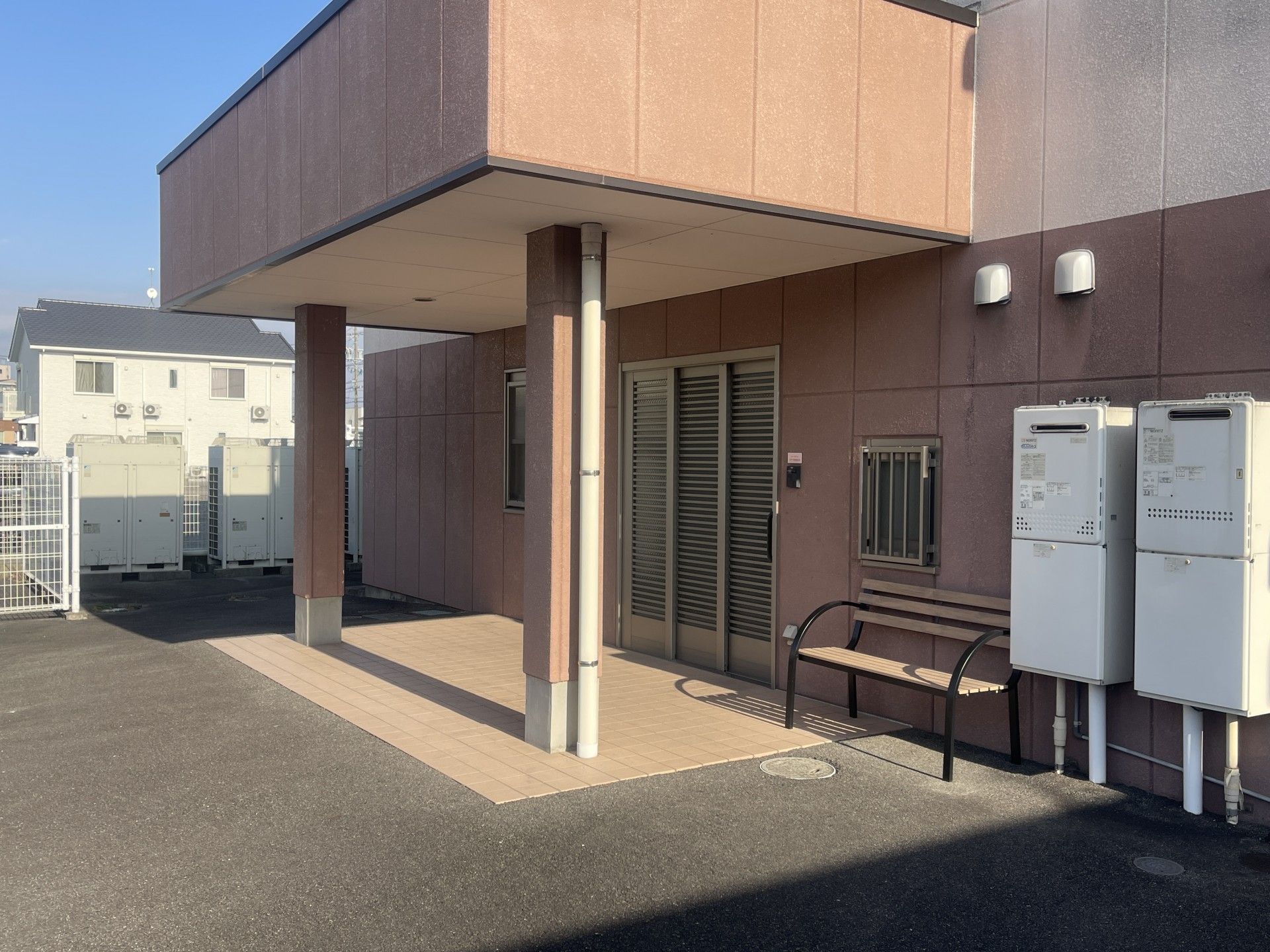 日差しが差し込む玄関