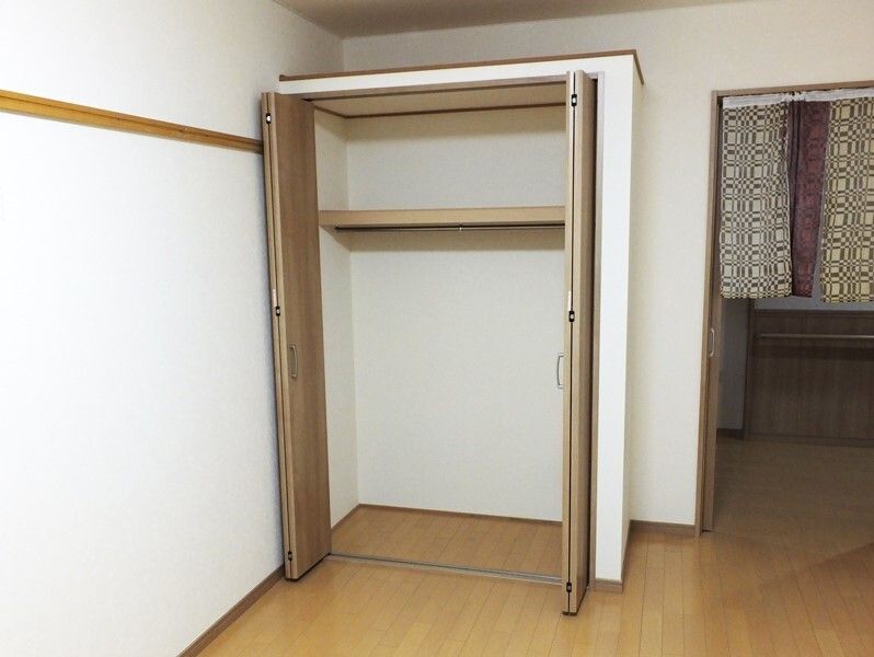 ポールや棚が設置されたクローゼット。扉は開けられていて、中には何も入っていない。