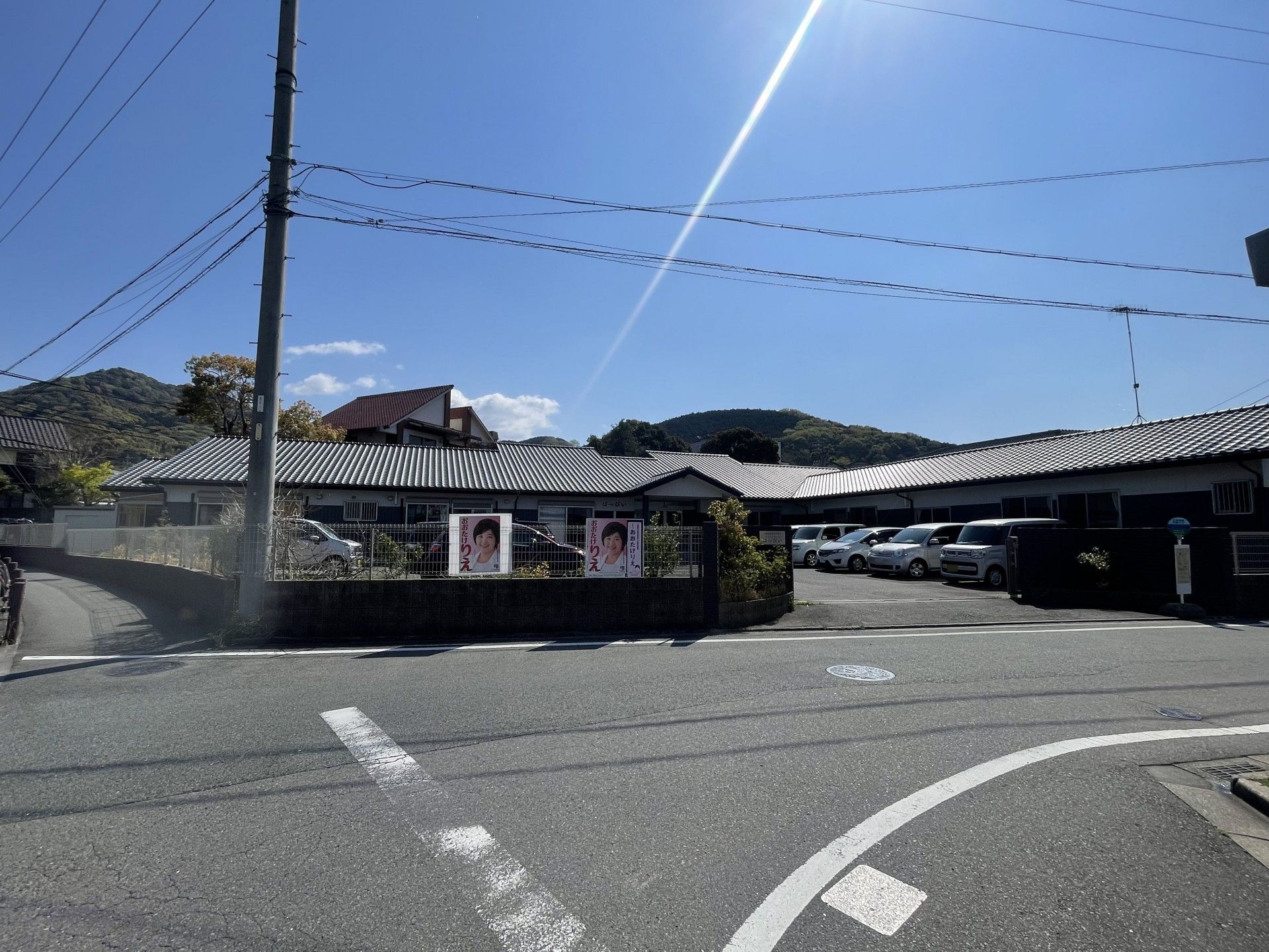 青空の下の建物外観