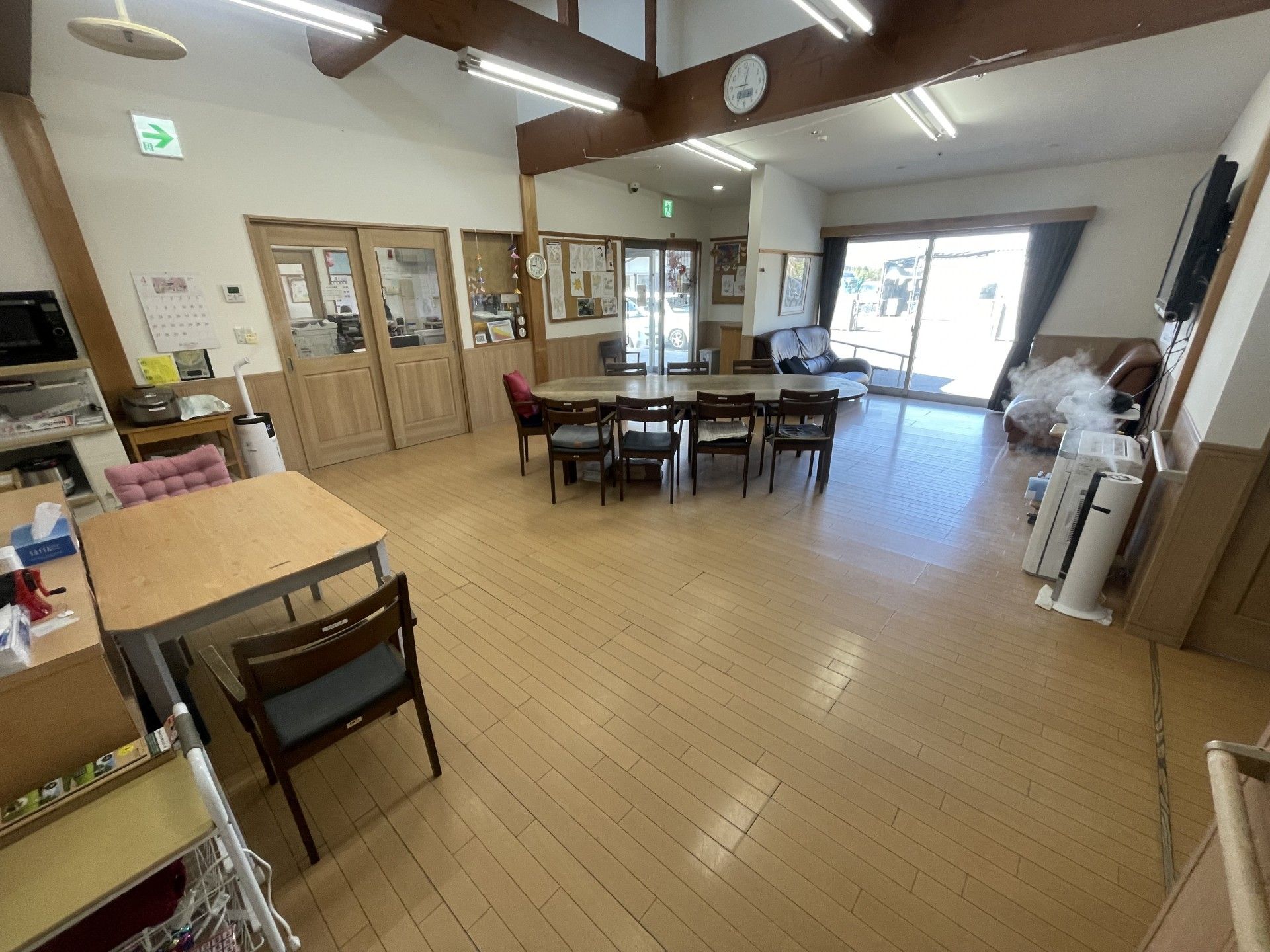 大きなクローゼットが置かれたフローリングの部屋。クローゼットの扉は開かれ、中には何もない。
