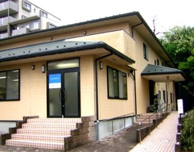 明るい外観の建物入口