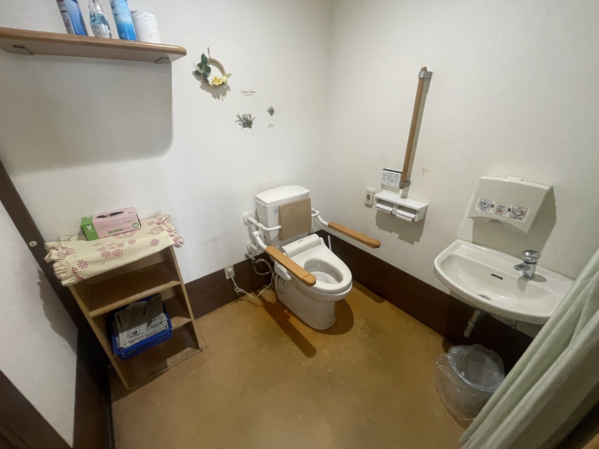 手すり付きのトイレ