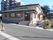 ゆったりとした入口の施設外観