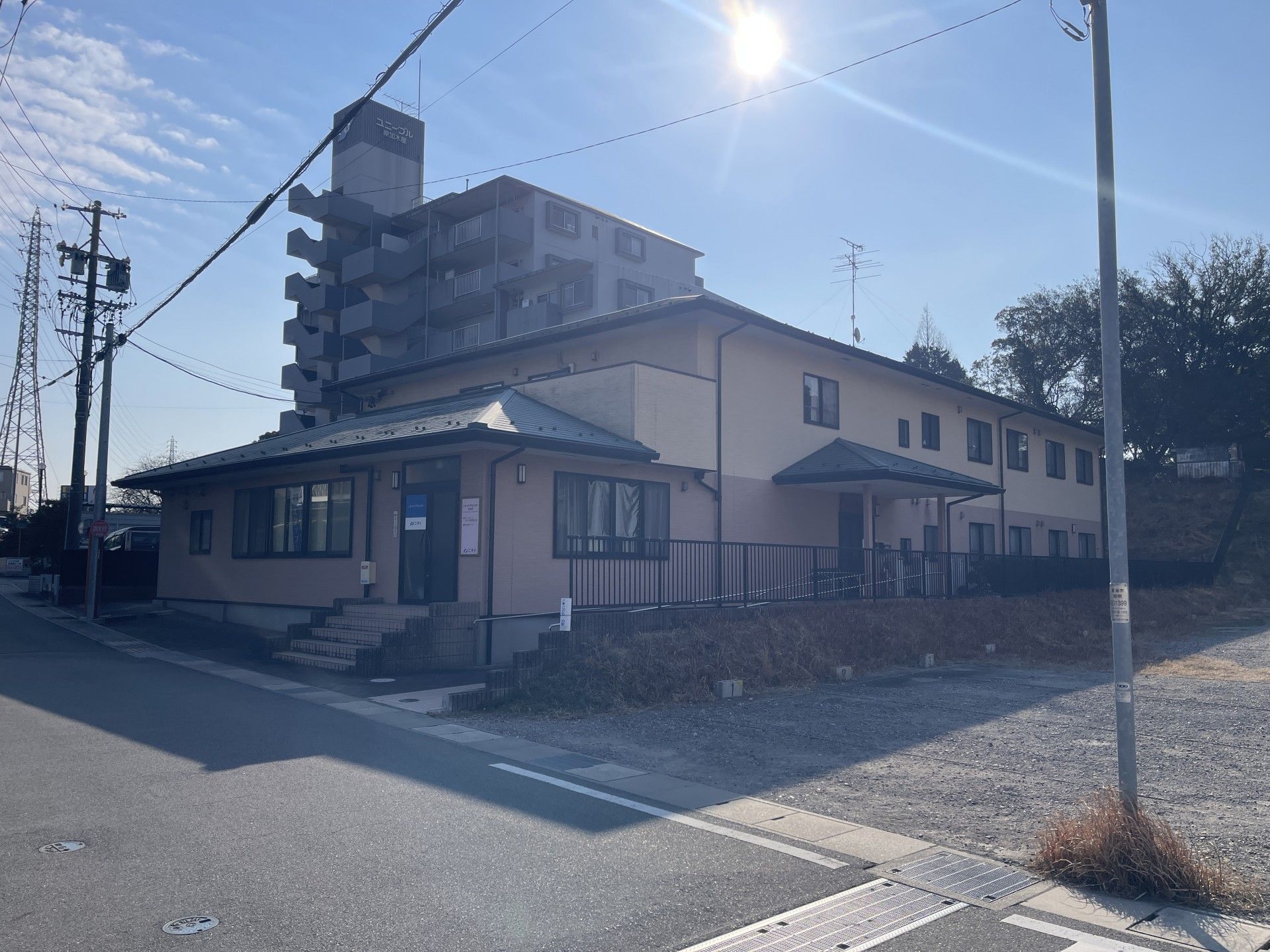 日差しが差し込む建物外観