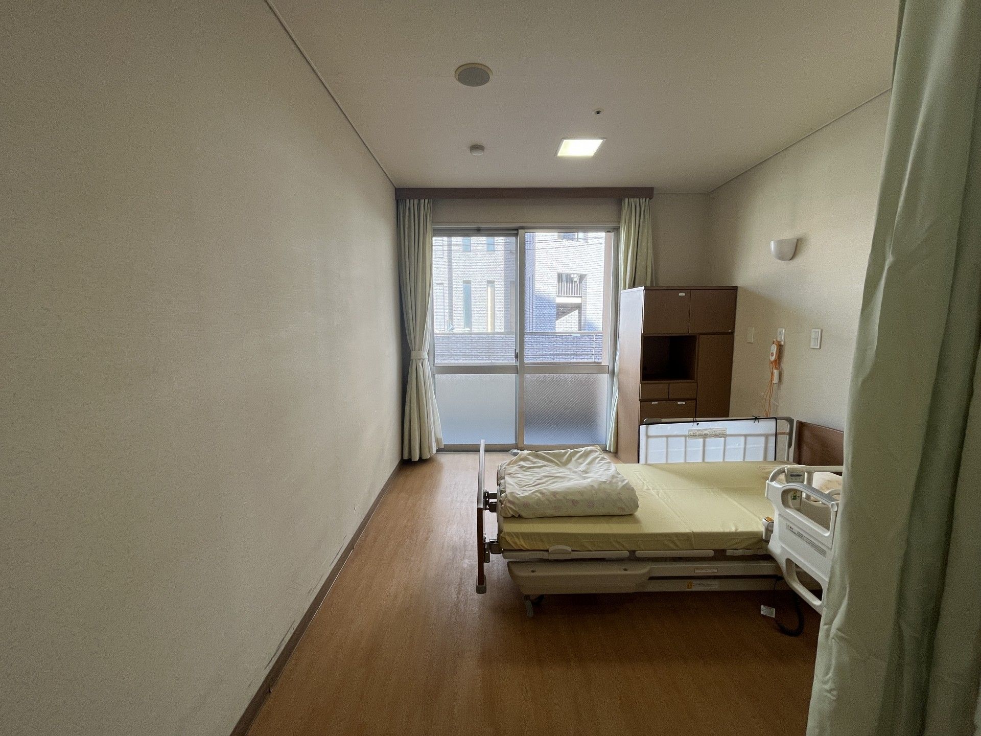 窓際のベッドと収納