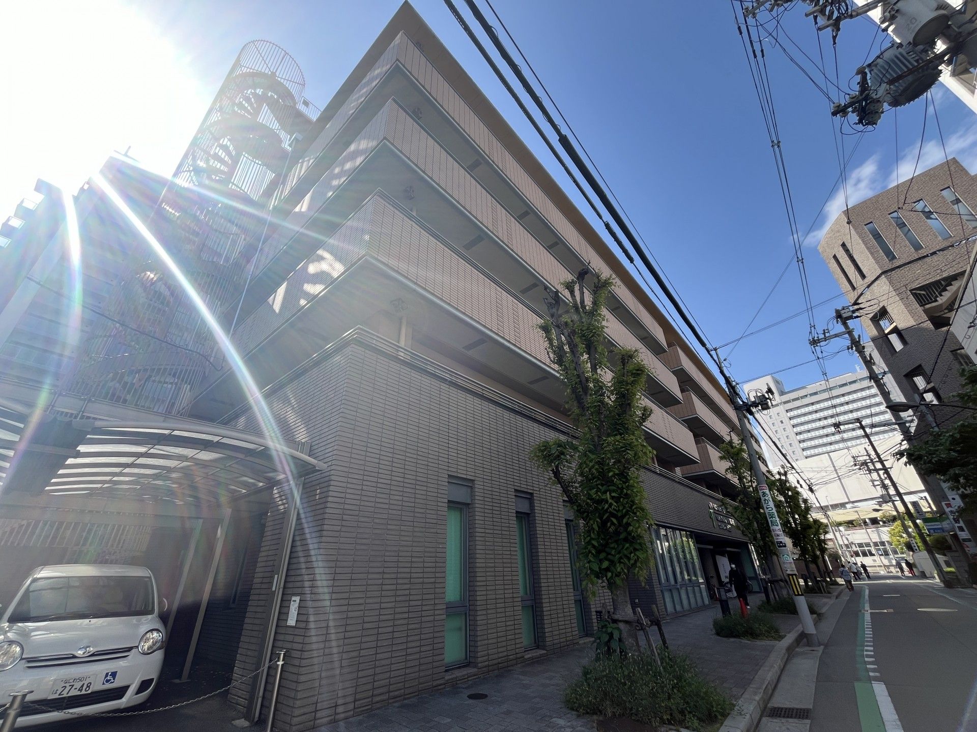 日差しが差し込む建物外観