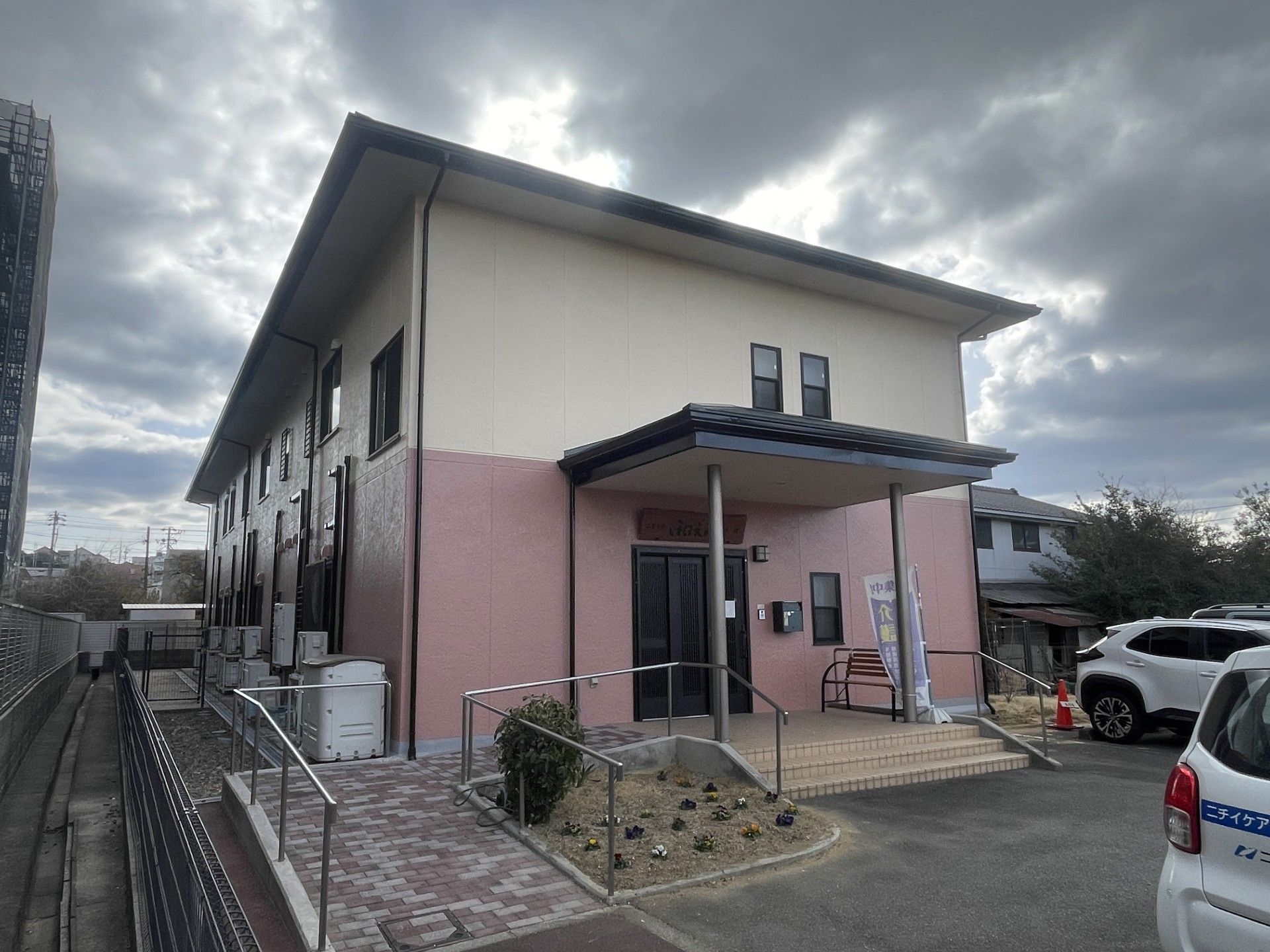 入口のある建物外観