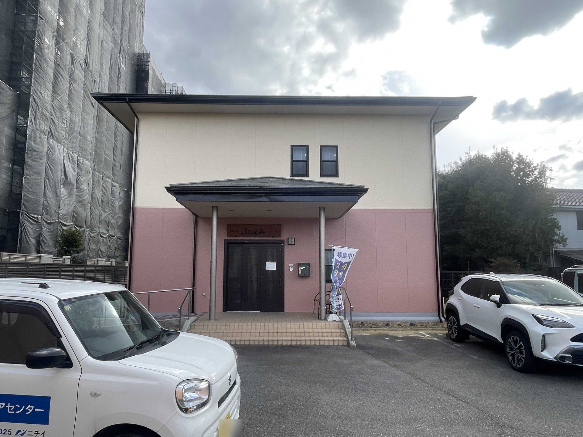 入口のある建物外観