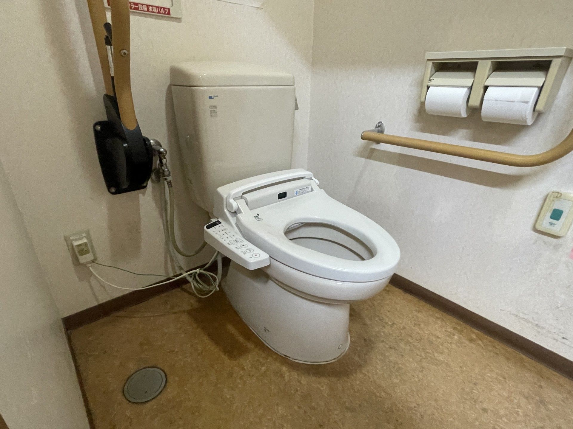手すり付きのトイレ