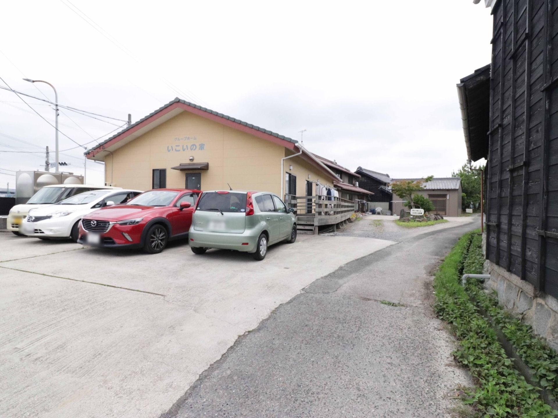 施設は1階建てでベージュの外壁に洋瓦屋根でやさしい雰囲気になっている。グループホームで少人数での共同生活を行っている。