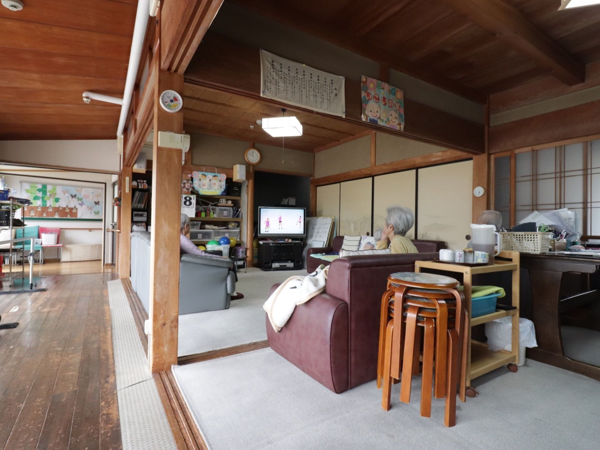 ふすまや畳があるどこか懐かしい家庭的な共有スペースだ。畳の上にソファーが置かれている。廊下との境目にドアはなく、開放的である。