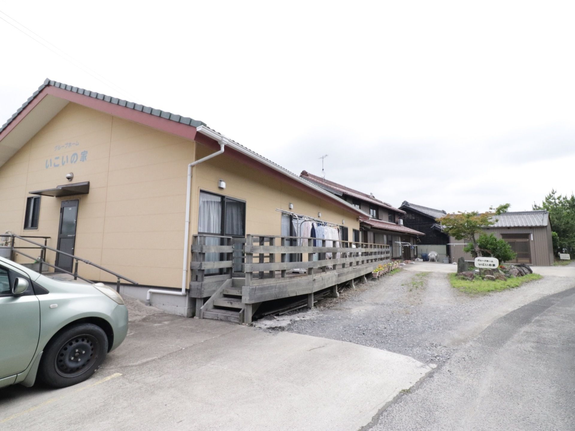 平屋のような横に長いつくりで、落ち着いた佇まいだ。窓のある外壁にそってウッドデッキが設置されている。