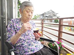 和やかなひとときのバルコニー
