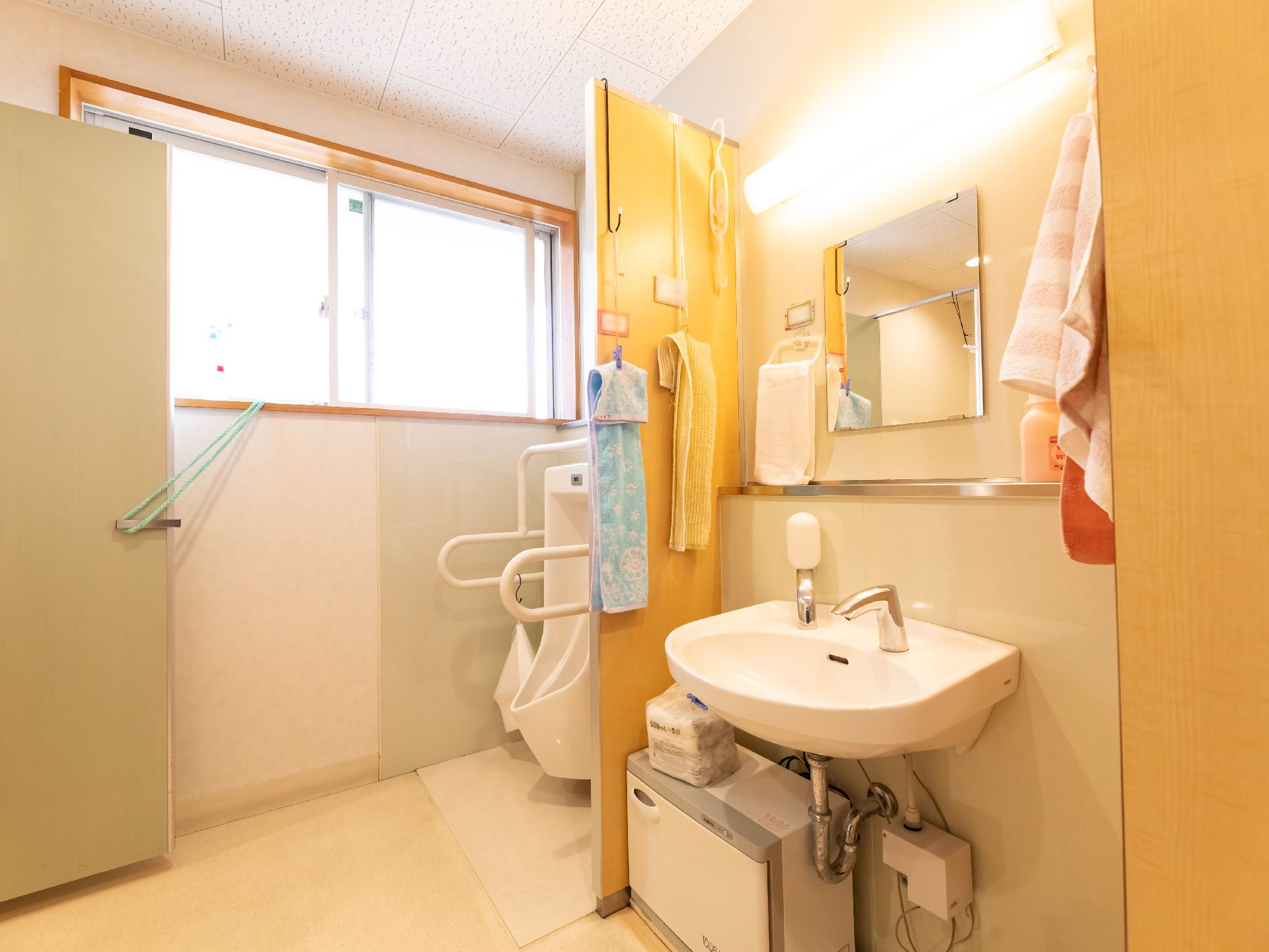 鏡が設置され、手をかざすだけで水が出る洗面台