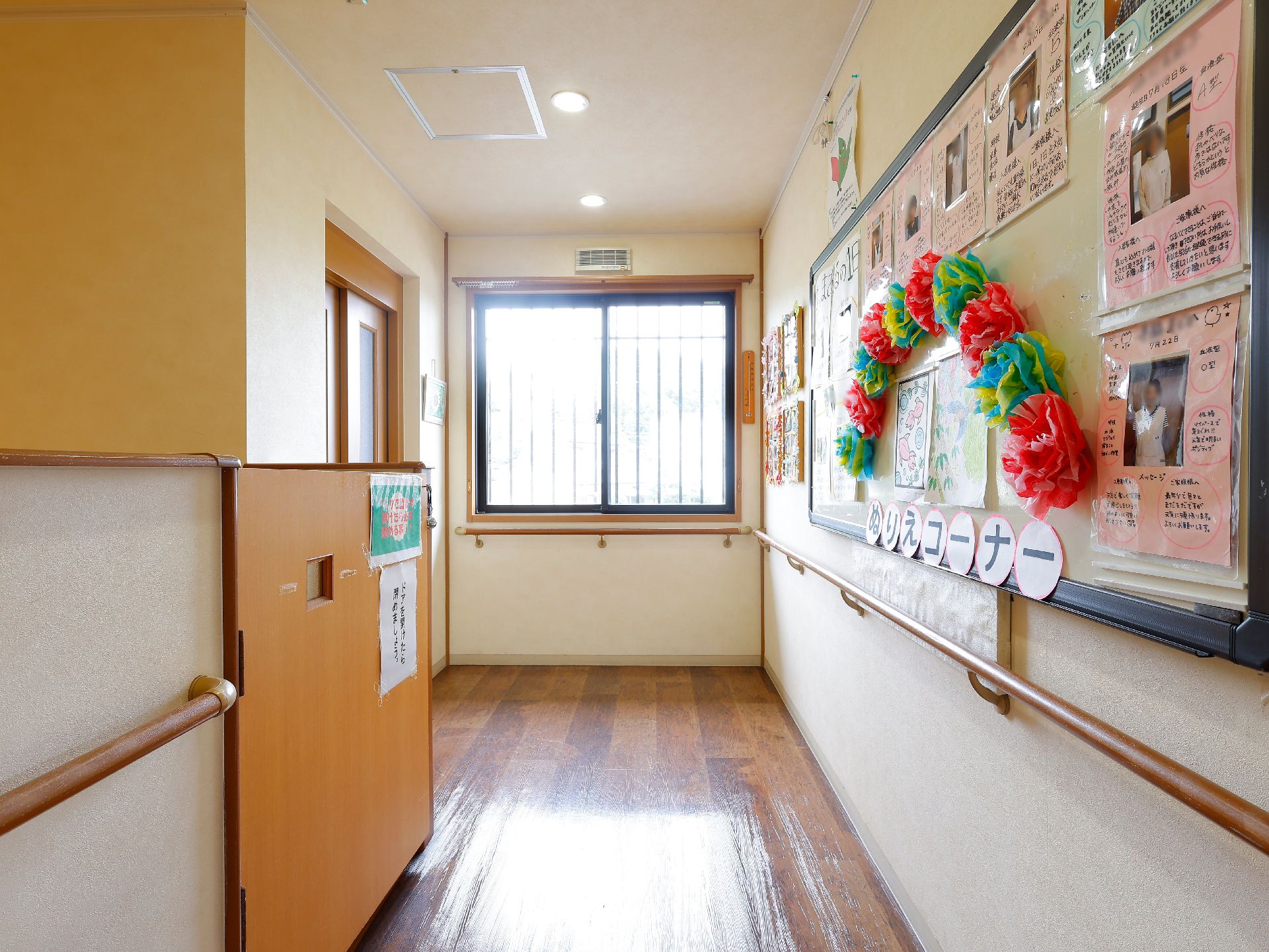 写真と手すりが設置してある廊下