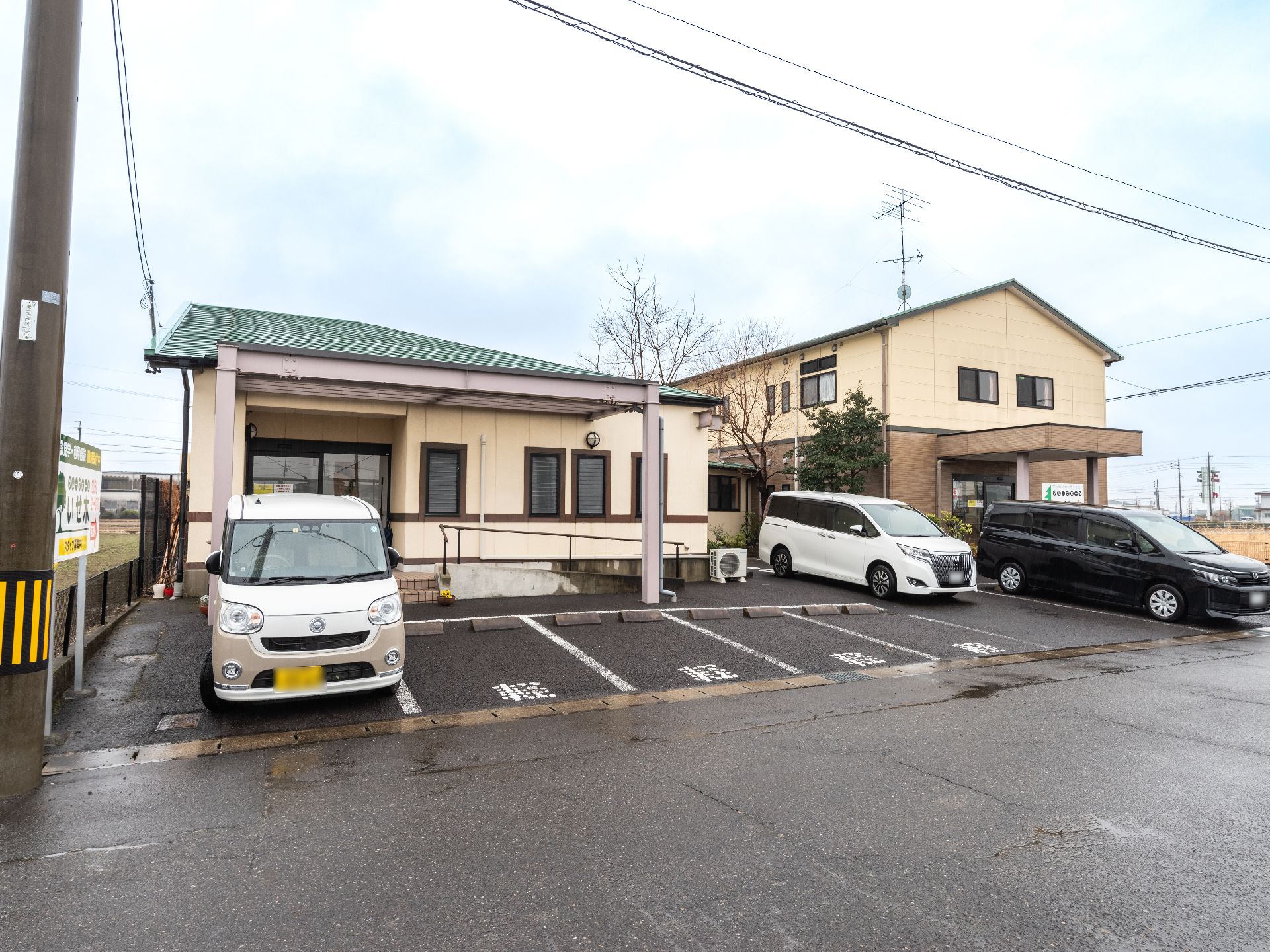 エレベーターが完備されている２階建ての施設