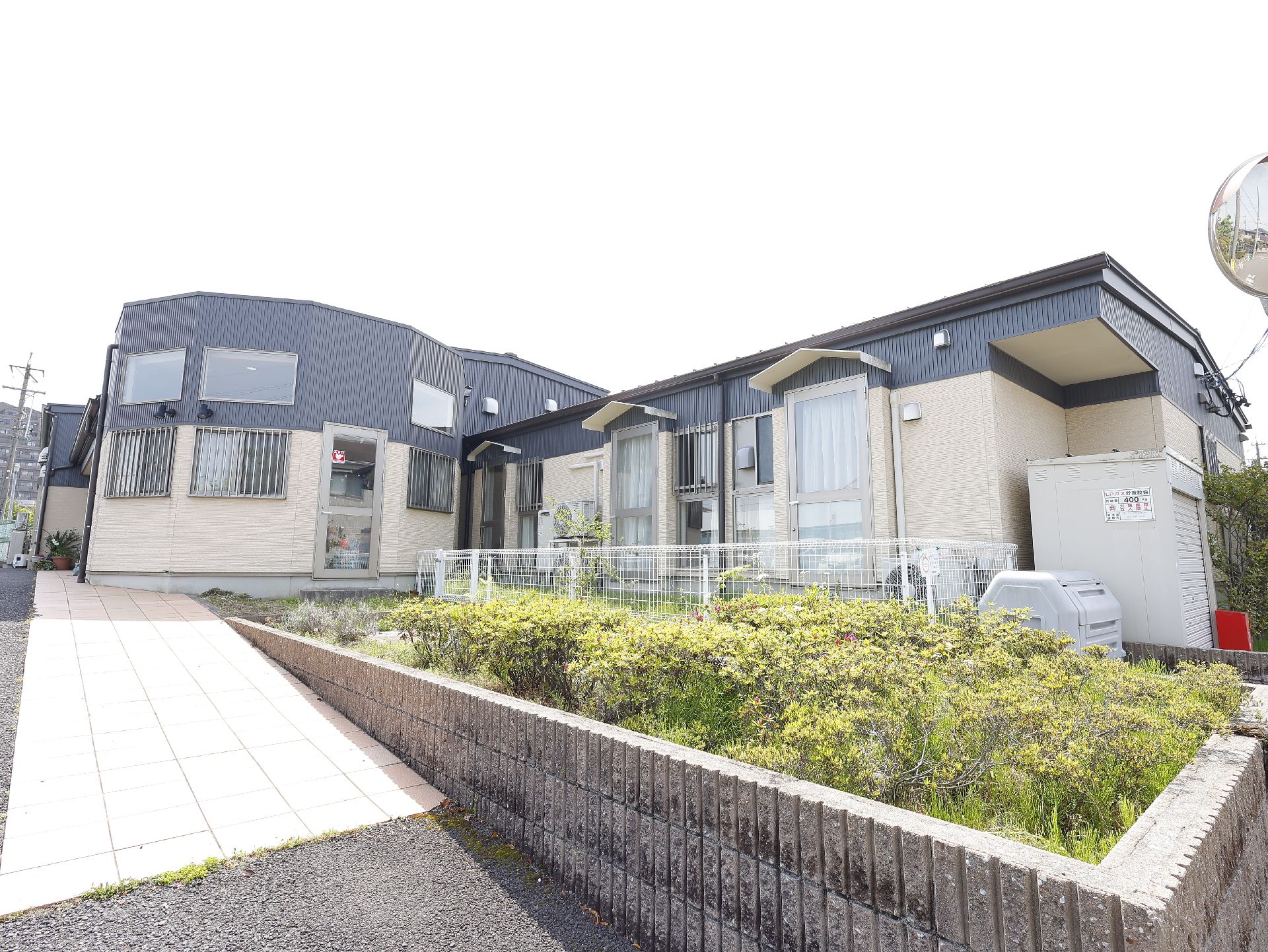 2階建てで、落ち着いた色合いが特徴の施設の外観