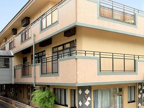 三階建ての建物外観