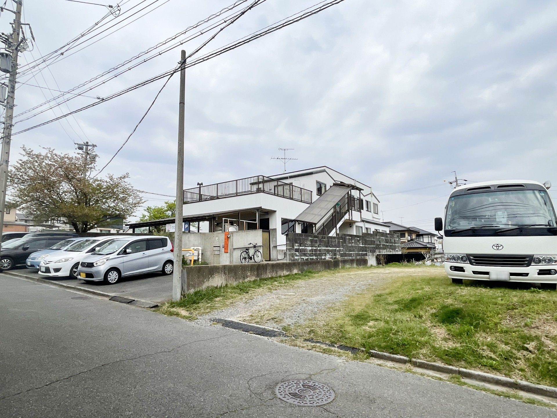 駐車場と建物の外観