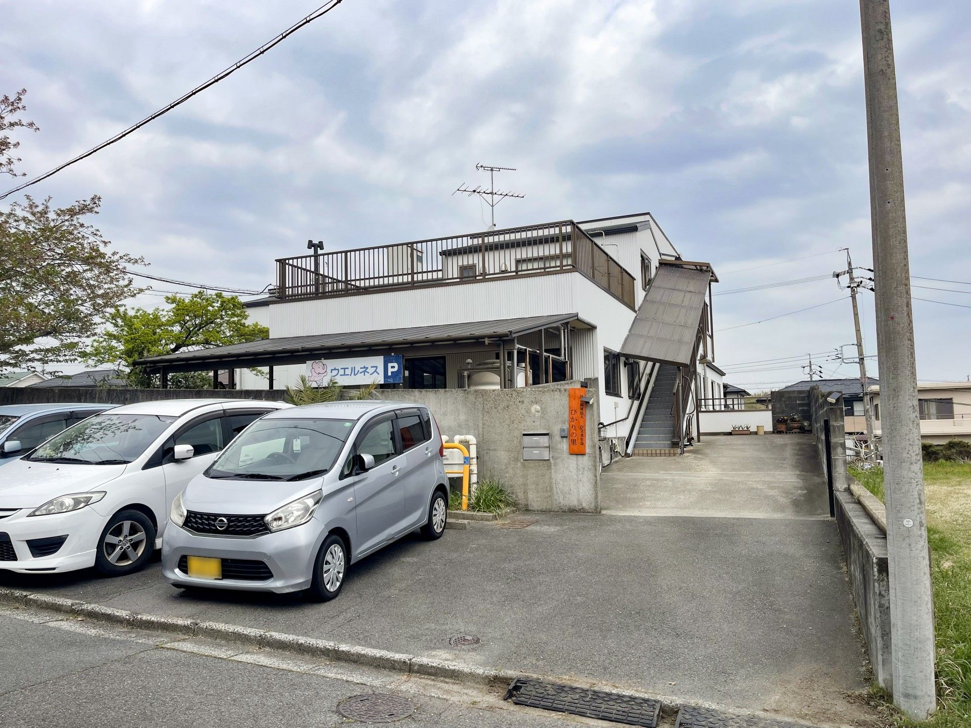 駐車場と建物の外観