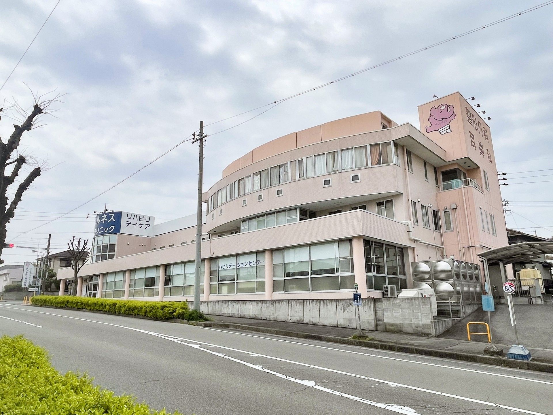 ピンク色の建物外観