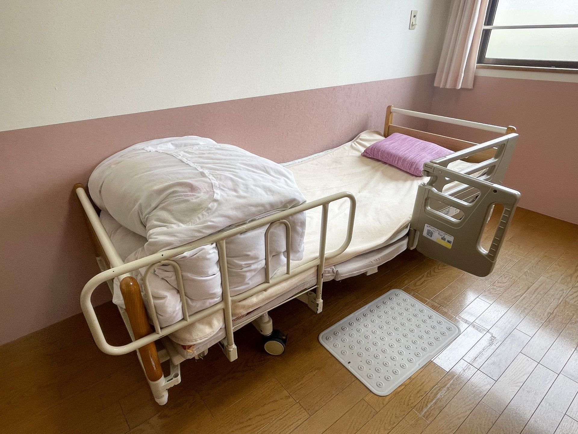 ベッドと窓のある部屋