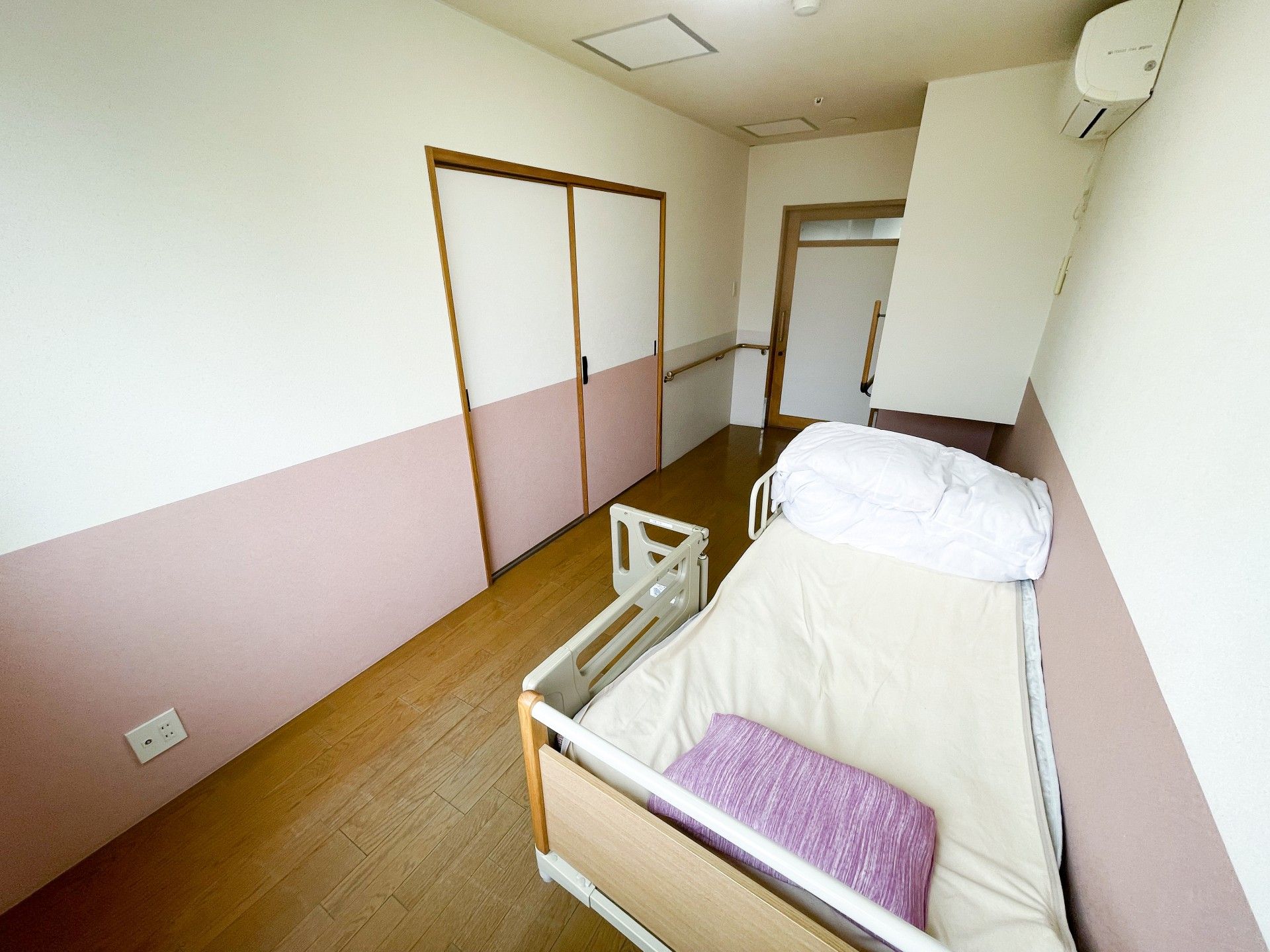 落ち着いた色調の個室