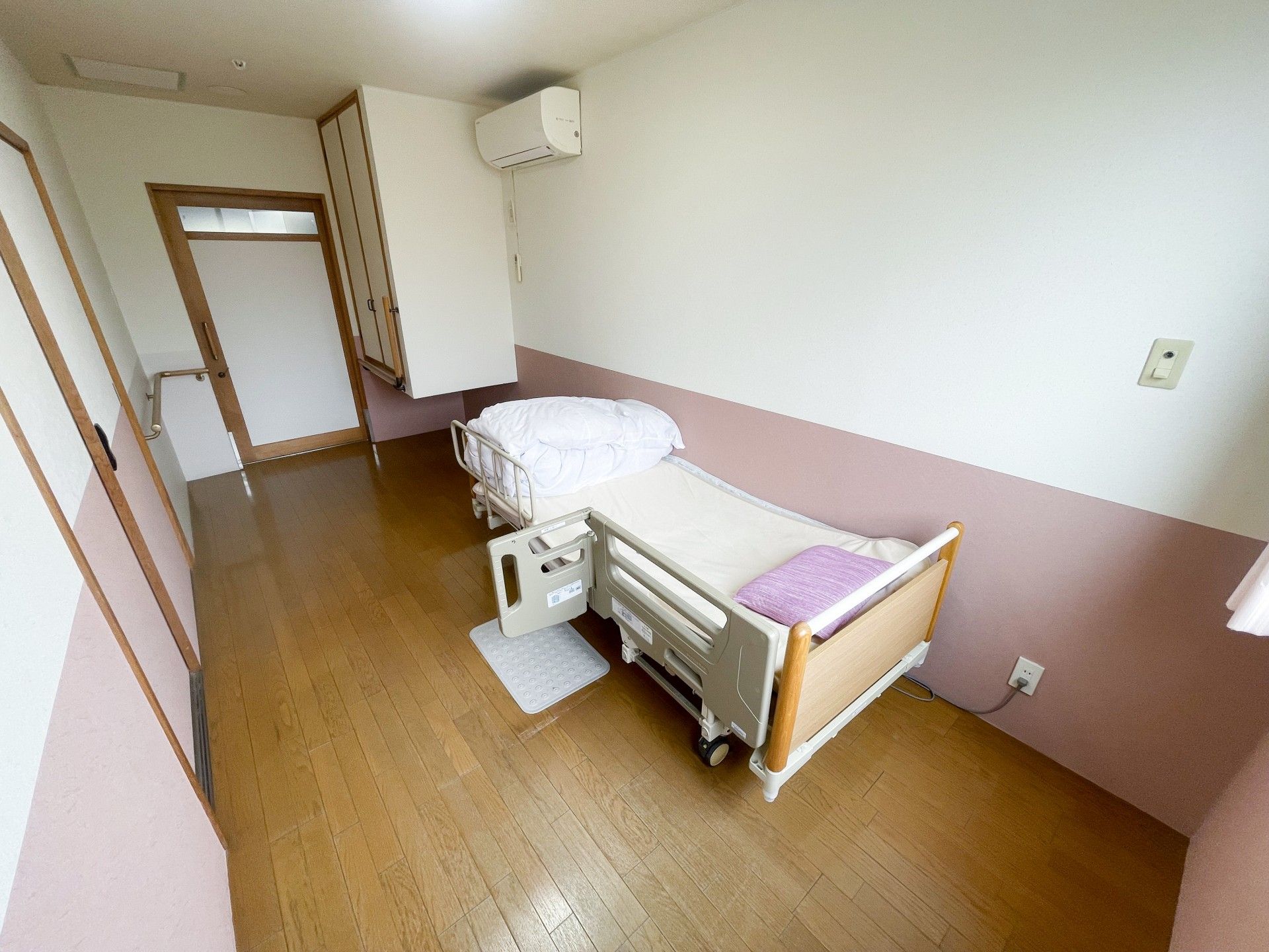 シンプルな個室のベッド