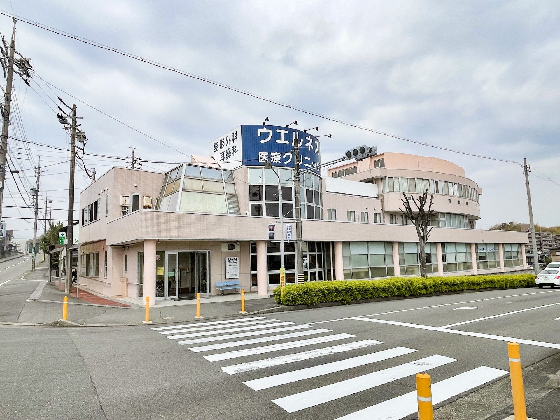 交差点に面した建物