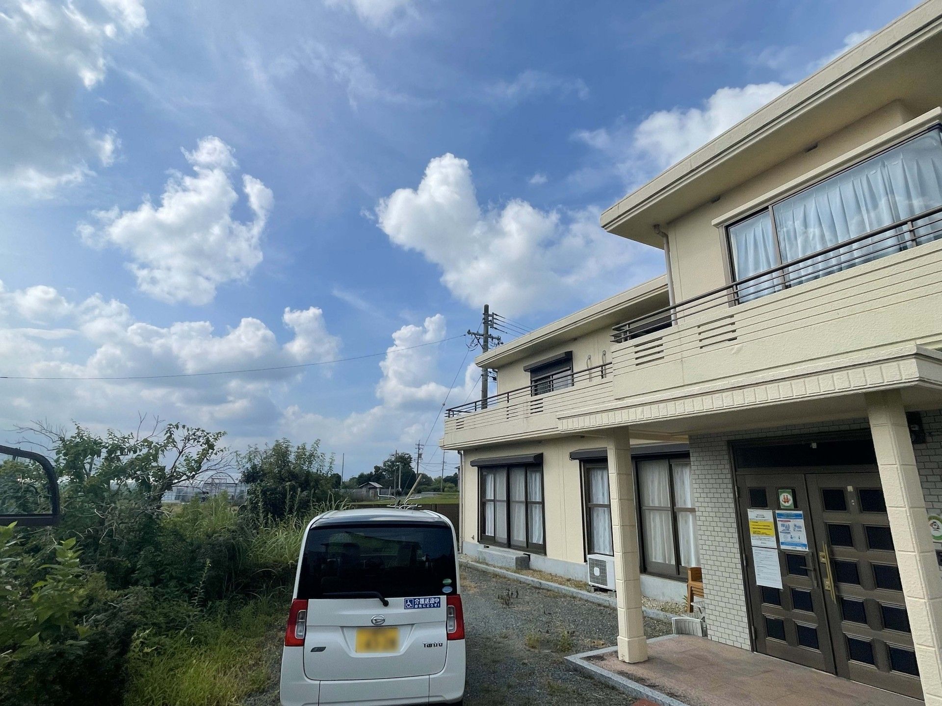 緑に囲まれた施設