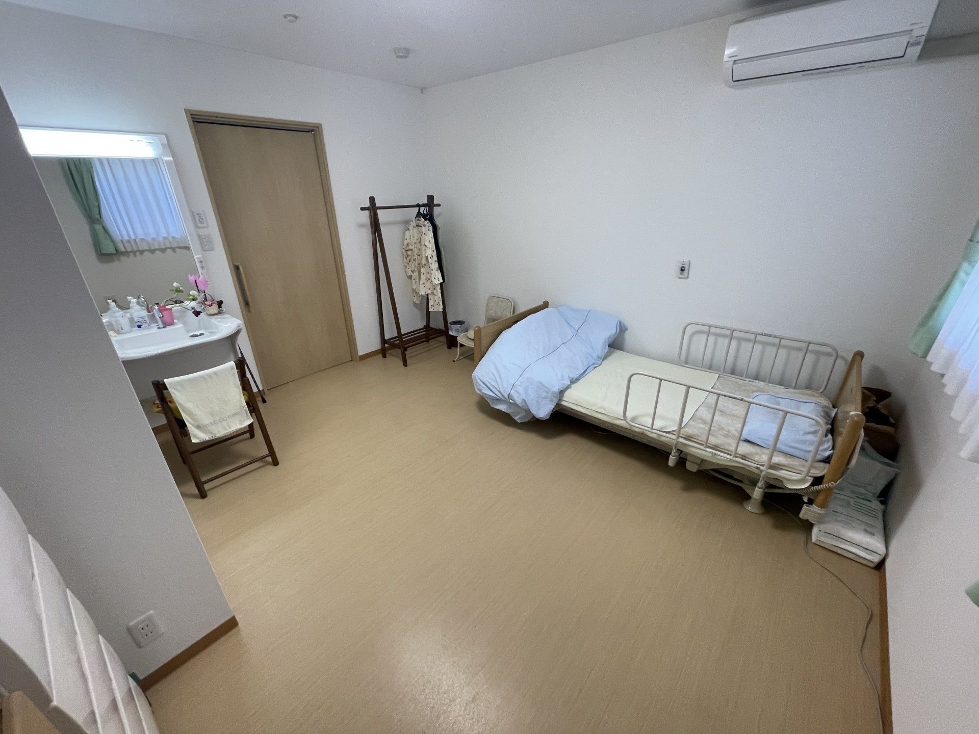 ゆったりとした個室の居室