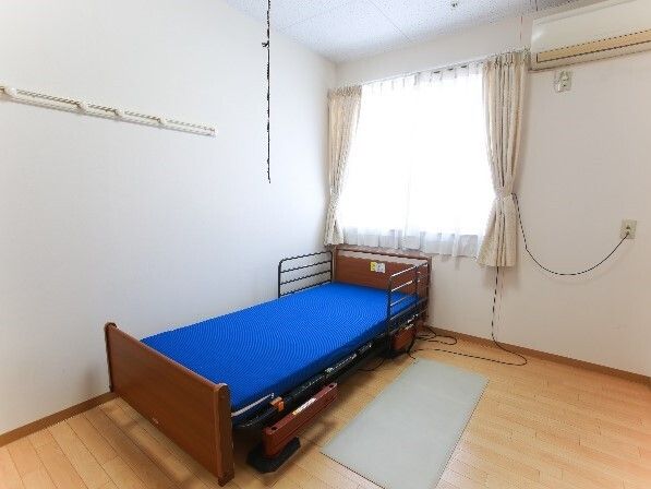 青いマットレスのベッド