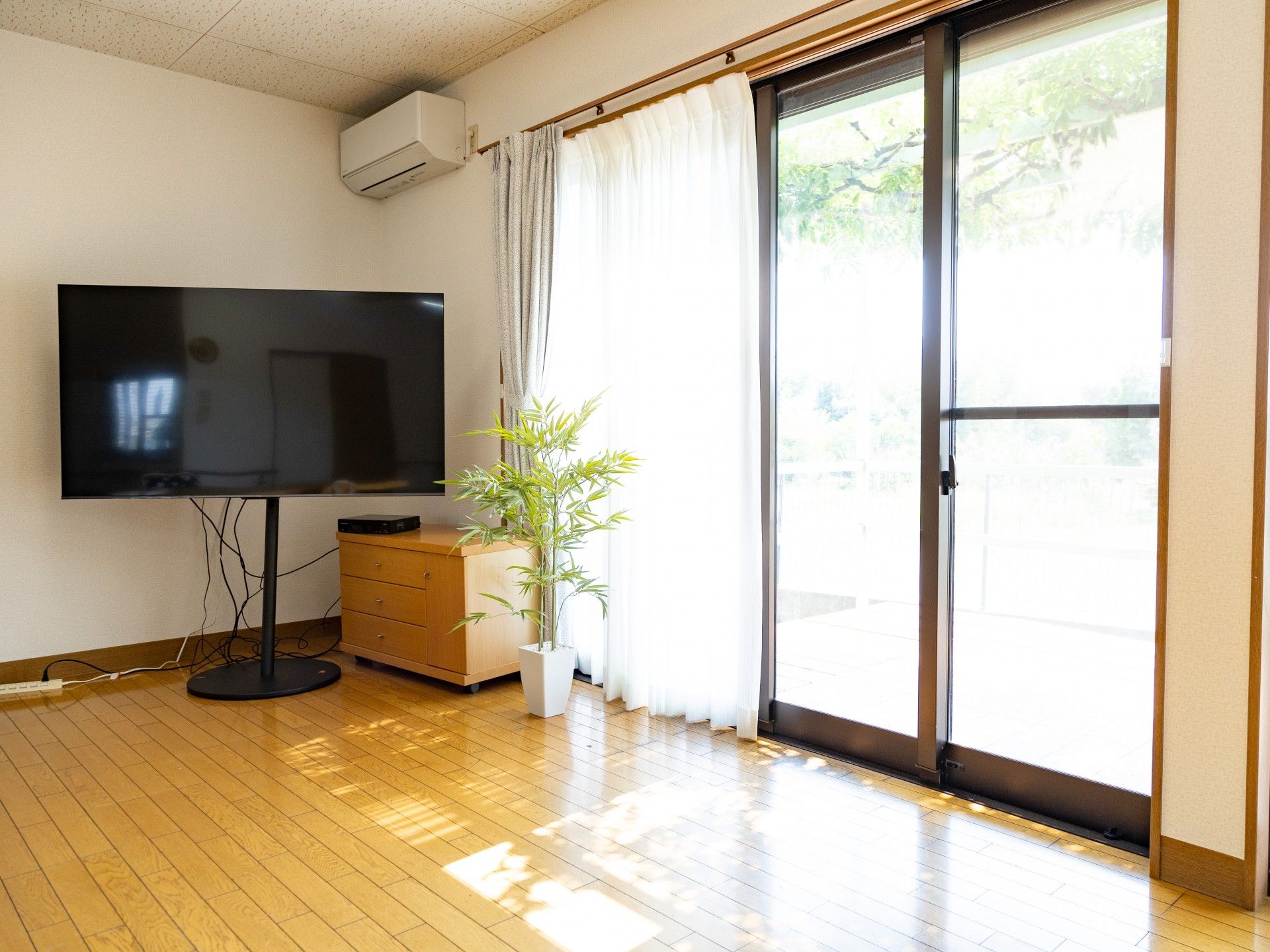 明るいリビングのテレビと窓